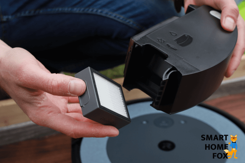 Der HEPA-Filter des iRobot Roomba i3 wird entfernt